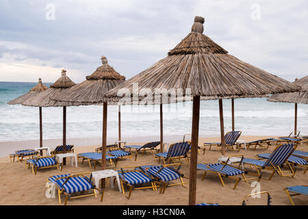 Tropischen Stroh Schirme an einem einsamen Strand in einem ungemütlichem Wetter in Griechenland. Stockfoto