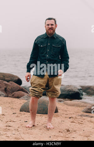 bärtige Hipster am Strand Stockfoto