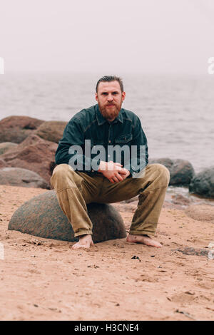 bärtige Hipster am Strand Stockfoto