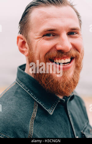 bärtige Hipster am Strand Stockfoto