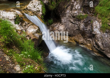 Wasserfall im Valle Vertova, Vertova, Val Seriana, Provinz Bergamo, Lombardei, Italien. Stockfoto