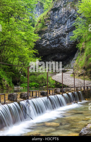 Weg entlang der Valle Vertova Torrent, Vertova, Val Seriana, Provinz Bergamo, Lombardei, Italien. Stockfoto