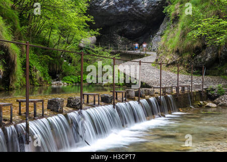 Wasserfälle in Valle Vertova trail, Vertova, Val Seriana, Provinz Bergamo, Lombardei, Italien. Stockfoto