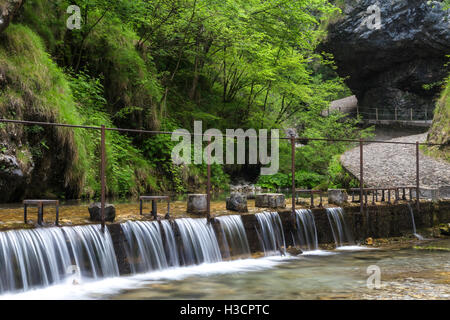 Weg im Val Vertova, Vertova, Val Seriana, Provinz Bergamo, Lombardei, Italien. Stockfoto