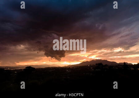 Sonnenuntergang über Campo dei Fiori während eines Sturms in Varese, Lombardei, Italien. Stockfoto