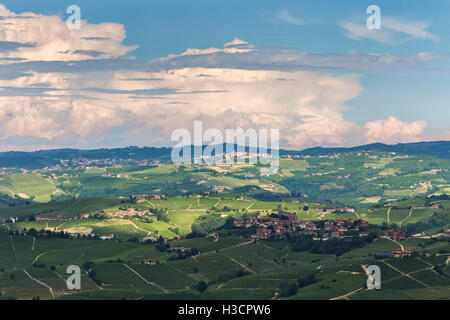 Langhe Hügel von der Stadt von La Morra, Langhe, Provinz Cuneo, Piemont, Italien. Stockfoto