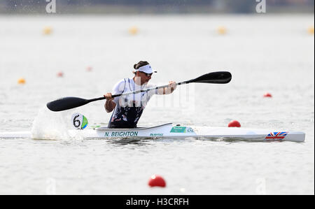 Der Brite Nick Beighton auf dem Weg zum gewinnen Bronze der Herren-Finale KL2 Lagoa Stadium während der achte Tag der Rio Paralympischen Spiele 2016 in Rio De Janeiro, Brasilien. Stockfoto