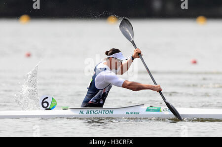 Der Brite Nick Beighton auf dem Weg zum gewinnen Bronze der Herren-Finale KL2 Lagoa Stadium während der achte Tag der Rio Paralympischen Spiele 2016 in Rio De Janeiro, Brasilien. Stockfoto