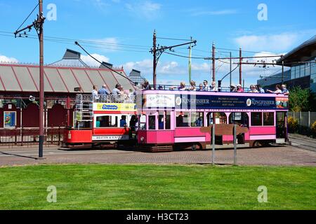 Ansicht der elektrischen Straßenbahn-Triebwagen Seaton außerhalb der Tram-Station, Seaton, Devon, England, Vereinigtes Königreich, West-Europa. Stockfoto