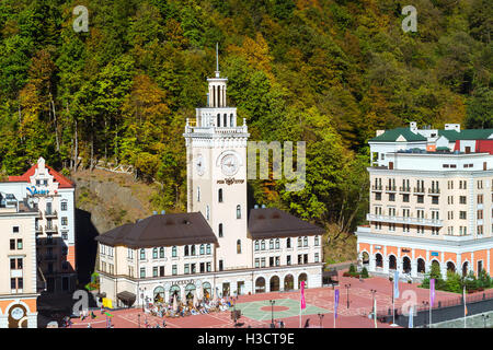 Sotschi, Russland - 31. Oktober 2015: Rosa Khutor Uhrturm und Infrastruktur der alpinen Ski-Resort. Krasnaja Poljana Sotschi Russland Stockfoto