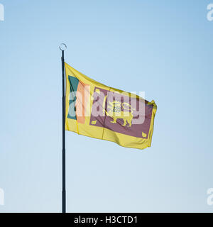 Flagge von Sri Lanka auf dem blauen Himmelshintergrund Stockfoto