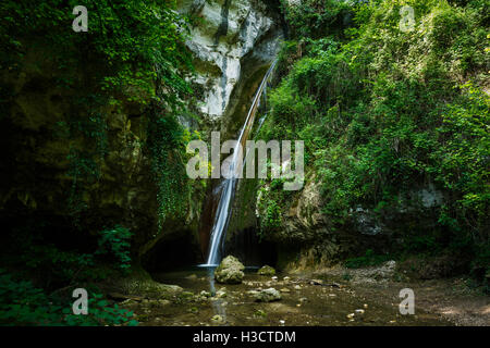 Wasserfall in einem Wald von Molina, Italien Stockfoto