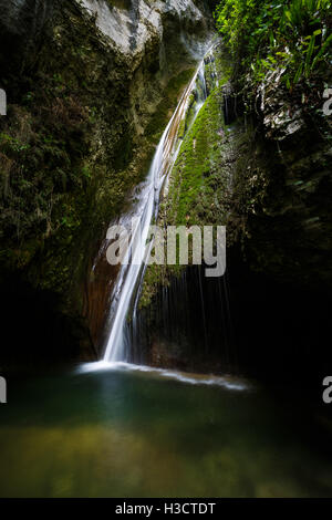 Wasserfall in einem Wald von Molina, Italien Stockfoto