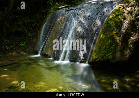 Wasserfall in einem Wald von Molina, Italien Stockfoto