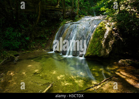 Wasserfall in einem Wald von Molina, Italien Stockfoto