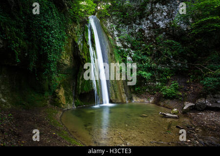 Wasserfall in einem Wald von Molina, Italien Stockfoto