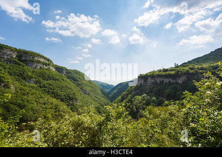 Waldlandschaft Dolomiten in Molina Wasserfall Park, Italien Stockfoto