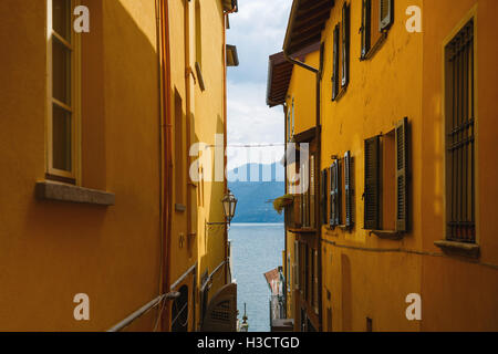 Blick auf den Comer See durch eine schmale Straße von der Stadt Varenna, Italien Stockfoto