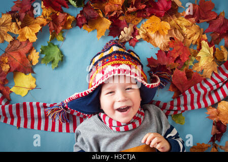 zwei Jahre alter Junge träumt im Herbst Stockfoto