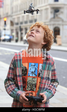 Archie Twigg, 11, fliegt ein Star Wars-Quadcopter bei Hamleys in London, da es eines der Spielzeug-Shop vorhergesagten fabelhaften fünf für Weihnachten 2016. Stockfoto