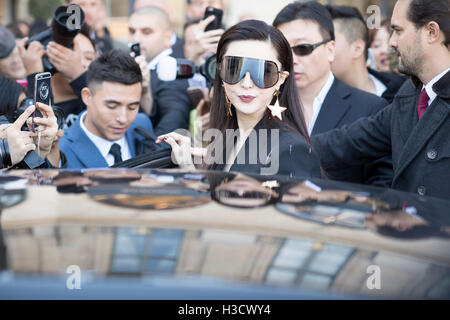 Paris, Frankreich. 5. Oktober 2016. Fan Bingbing weicht von der Louis Vuitton Show während der Paris Fashion Week Frühjahr/Sommer 2017. Bildnachweis: Hugh Peterswald/Pacific Press/Alamy Live-Nachrichten Stockfoto