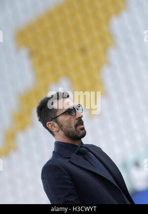 Turin, Italien. 5. Oktober 2016. Italiens Torwart Gianluigi Buffon inspiziert die Tonhöhe des Juventus Stadium, vor der FIFA WM 2018-Qualifikationsspiel gegen Spanien. © Isabella Bonotto / pazifische Presse/Alamy Live News Stockfoto