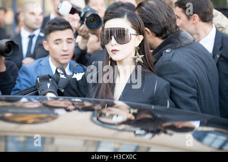 Paris, Frankreich. 5. Oktober 2016. Fan Bingbing weicht von der Louis Vuitton Show während der Paris Fashion Week Frühjahr/Sommer 2017. Bildnachweis: Hugh Peterswald/Pacific Press/Alamy Live-Nachrichten Stockfoto