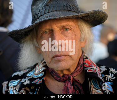 Paris, Frankreich. 5. Oktober 2016. NBA Superfan James F. Goldstein Posen außerhalb der Louis Vuitton Show am Place Vendôme in Paris Fashion Week Frühjahr/Sommer 2017. Bildnachweis: Hugh Peterswald/Pacific Press/Alamy Live-Nachrichten Stockfoto