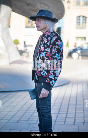 Paris, Frankreich. 5. Oktober 2016. NBA Superfan James F. Goldstein abgebildet mit der Skulptur "Pamela" von einem Hut mit breiter Krempe in Place Vendôme in Paris Fashion Week Frühjahr/Sommer 2017. Bildnachweis: Hugh Peterswald/Pacific Press/Alamy Live-Nachrichten Stockfoto