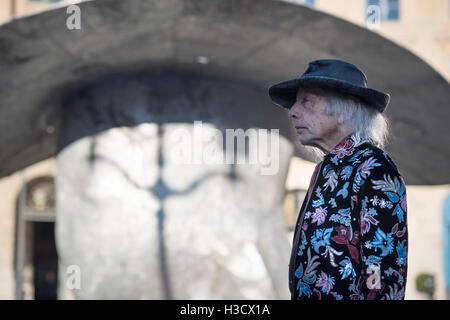 Paris, Frankreich. 5. Oktober 2016. NBA Superfan James F. Goldstein abgebildet mit der Skulptur "Pamela" von einem Hut mit breiter Krempe in Place Vendôme in Paris Fashion Week Frühjahr/Sommer 2017. Bildnachweis: Hugh Peterswald/Pacific Press/Alamy Live-Nachrichten Stockfoto