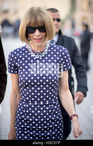 Paris, Frankreich. 5. Oktober 2016. Chefredakteurin der Vogue, Anna Wintour kommt für die Louis Vuitton Show am Place Vendôme in Paris Fashion Week Frühjahr/Sommer 2017. Bildnachweis: Hugh Peterswald/Pacific Press/Alamy Live-Nachrichten Stockfoto