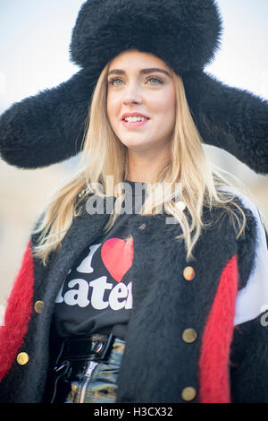 Paris, Frankreich. 5. Oktober 2016. Italienischen Blogger Chiara Ferragni "The Blonde Salad" kommt für die Louis Vuitton Show am Place Vendôme in Paris Fashion Week Frühjahr/Sommer 2017. Bildnachweis: Hugh Peterswald/Pacific Press/Alamy Live-Nachrichten Stockfoto