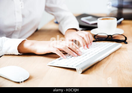 Bild von Frauenhänden Tippen auf Tastatur im Büro beschnitten Stockfoto