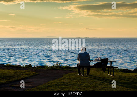 Sonnenuntergang am Sommer am Vättern-See in der Stadt Vadstena, Schweden. Stockfoto