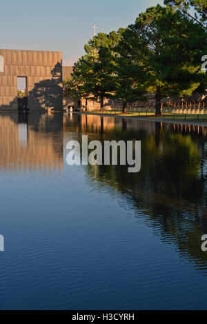 Das Reflexionsbecken, 09:01 Tor und Gedenkstätte Stühle im Oklahoma City National Monument. Stockfoto