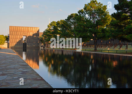 Das Reflexionsbecken, 09:01 Tor und Gedenkstätte Stühle im Oklahoma City National Monument. Stockfoto