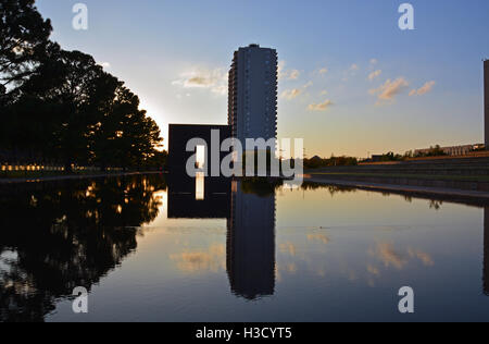 Die reflektierenden Pool und 09:03 Tor im Oklahoma City National Monument. Stockfoto