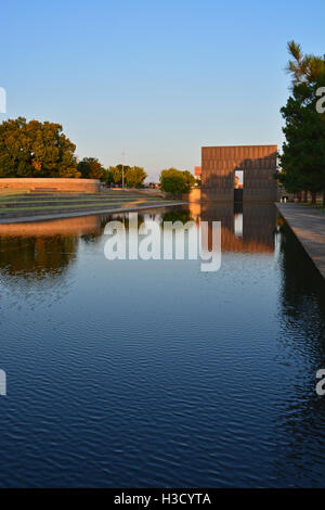 Die reflektierenden Pool und 09:01 Tor im Oklahoma City National Monument. Stockfoto