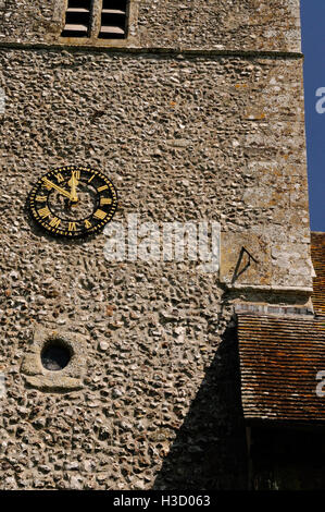 Uhr und Sonnenuhr auf den Turm der St. Andrew Kirche, große Durnford, Wiltshire. Stockfoto