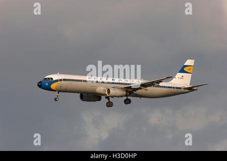 Lufthansa Airbus A 321-131 in einer speziellen Retro airline Farbschema Landung am Flughafen London Heathrow. Stockfoto