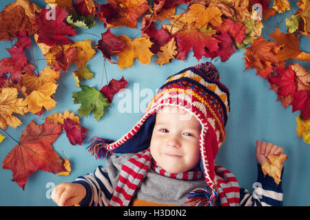 zwei Jahre alter Junge träumt im Herbst Stockfoto