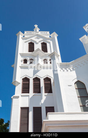Weiße Türme auf einer alten Bischofskirche in Key West, Florida Stockfoto