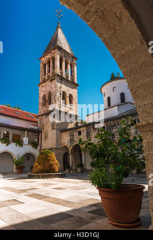 Die Abtei bell Tower und Innenhof, Krka-Kloster, Krka Nationalpark, Dalmatien, Kroatien Stockfoto