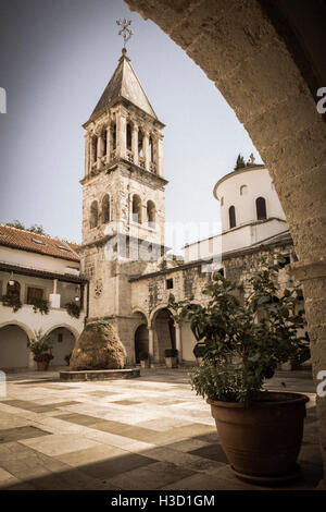 Die Abtei bell Tower und Innenhof, Krka-Kloster, Krka Nationalpark, Dalmatien, Kroatien Stockfoto