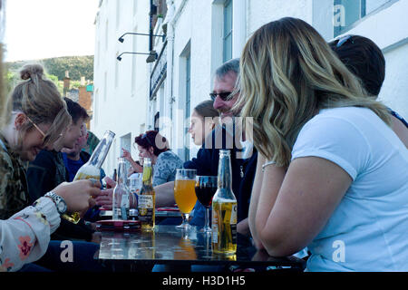 Menschen saßen am Tisch vor der Marine Hotel-Pub in Stonhaven Aberdeenshire-Schottland Stockfoto