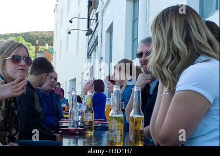Menschen saßen am Tisch vor der Marine Hotel-Pub in Stonhaven Aberdeenshire-Schottland Stockfoto