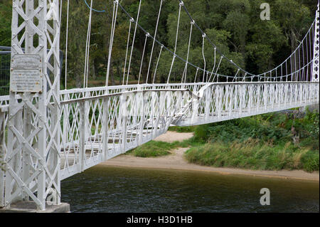 Cambus O May-Fuß-Brücke über den Fluss Dee in der Nähe von Ballater beschädigt durch Überschwemmungen im Dezember 2015 Aberdeenshire-Schottland Stockfoto