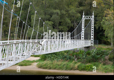 Cambus O May-Fuß-Brücke über den Fluss Dee in der Nähe von Ballater beschädigt durch Überschwemmungen im Dezember 2015 Aberdeenshire-Schottland Stockfoto