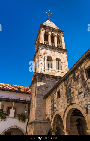 Die Abtei bell Tower und Innenhof, Krka-Kloster, Krka Nationalpark, Dalmatien, Kroatien Stockfoto