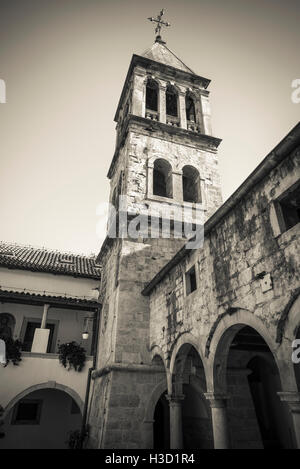 Die Abtei bell Tower und Innenhof, Krka-Kloster, Krka Nationalpark, Dalmatien, Kroatien Stockfoto